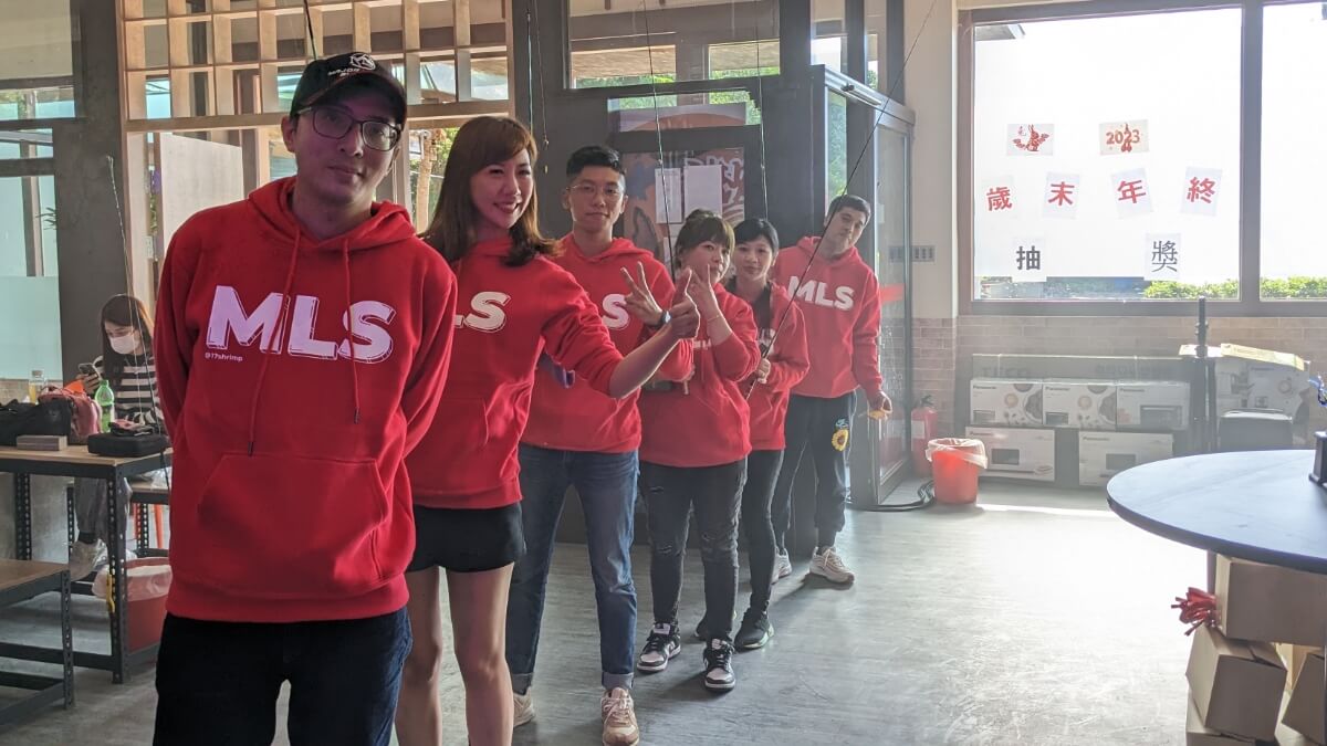 幕後隊員準備中,難掩興奮地心情被捕捉下來